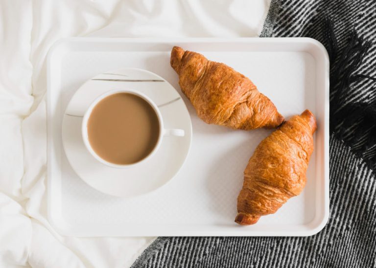 Café con leche y cruasán